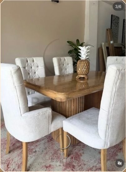 Comedor con mesa en roble y sillas capitoneadas