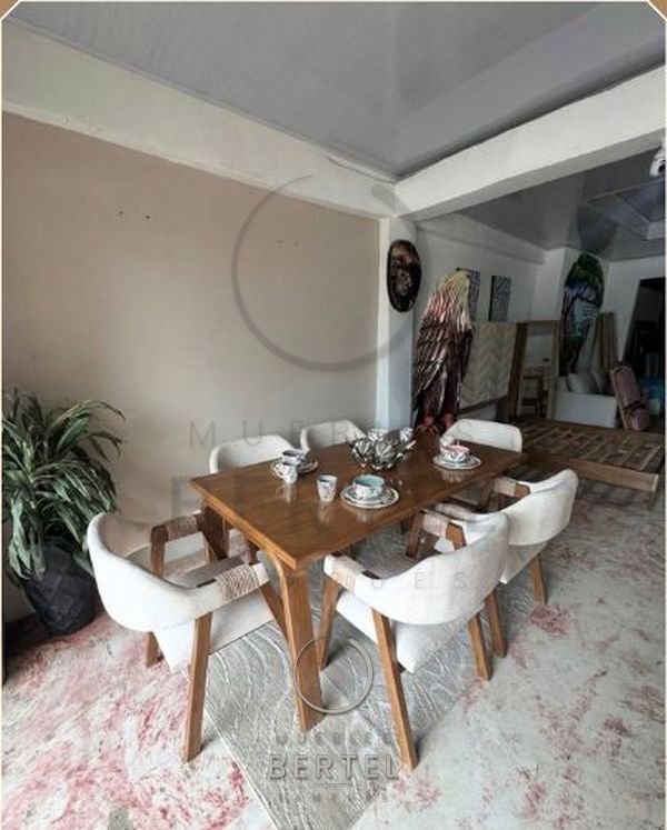 Comedor con mesa de roble y sillas tapizadas