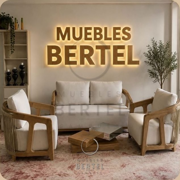 Juego de sala Linu en la sala de exhibición de Muebles Bertel, con poltronas y sofá en roble y tela crema