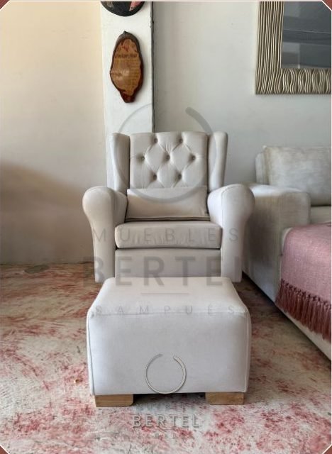 Mecedora materna capitoneada con pouf